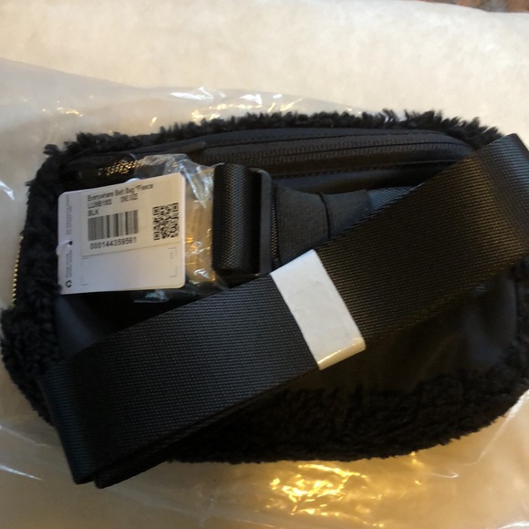 Lululemon Everywhere blk Fleece BeltBag Gold tone hardware - Picture 6 of 13